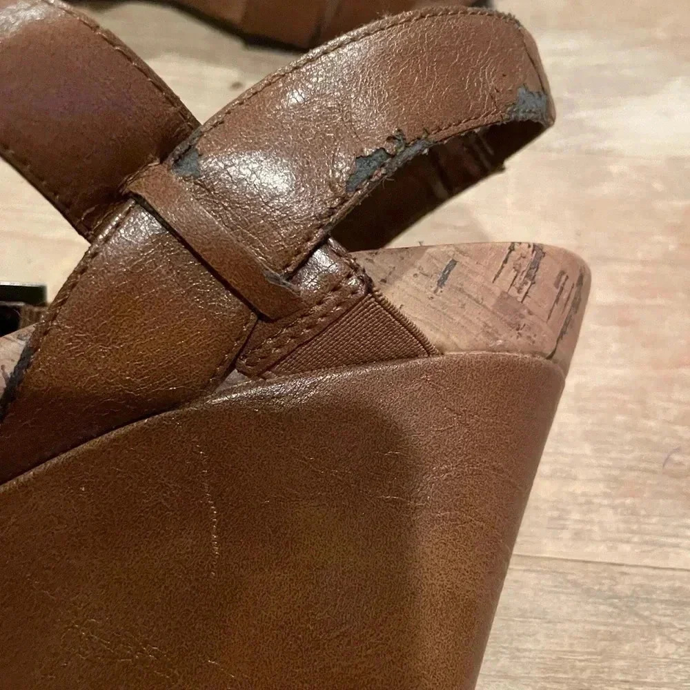 Vintage Aerosoles Size 9 Strappy Sandal side buckle leather suede - Picture 9 of 9